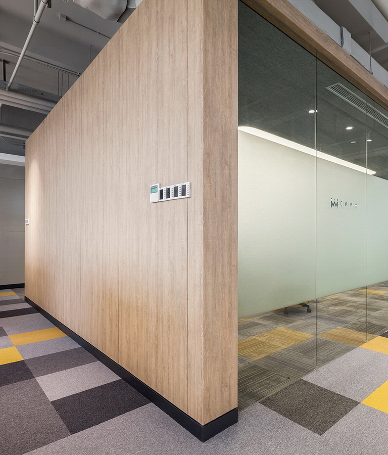 彙納科(ke)技(ji)辦(bàn)公(gōng)空間設(shè)計(ji)-玻璃隔斷(duan)-pc